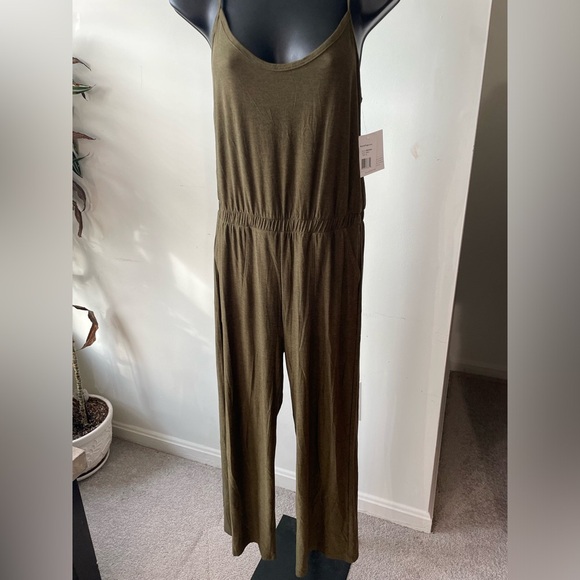 NWT Beyond Yoga
Leisure Jumpsuit in Green Dpoli, Size Small( not black) - Picture 7 of 9